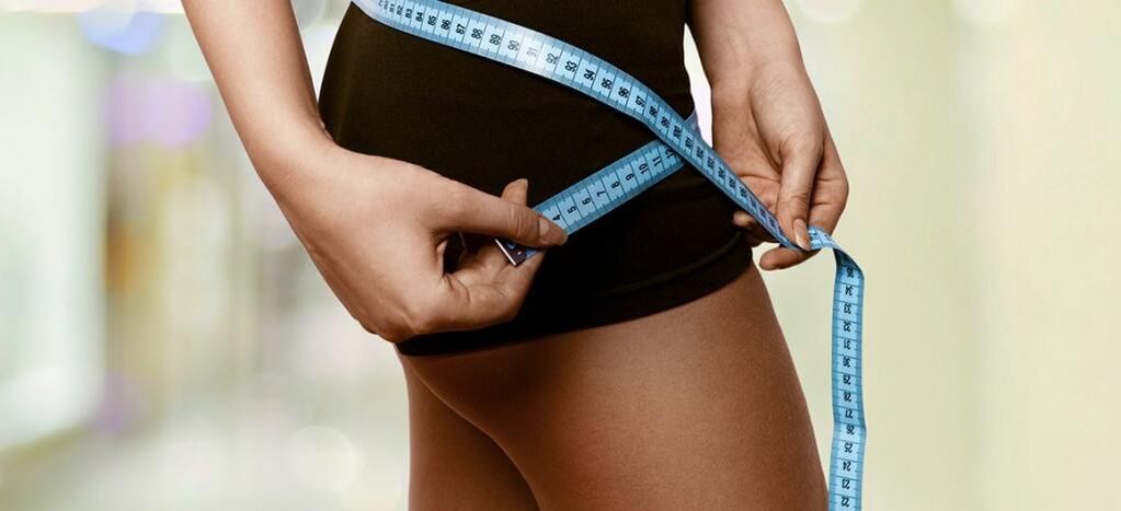 Une femme enregistre les résultats d’une perte de poids efficace