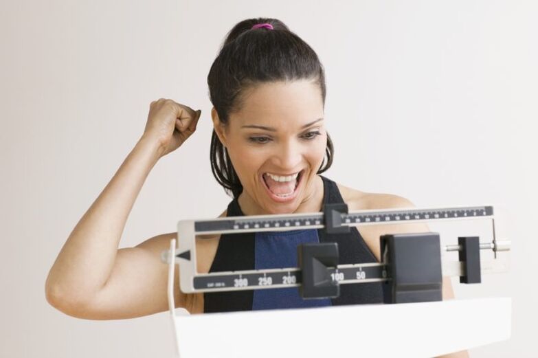 femme heureuse de perdre du poids sur le régime maggi